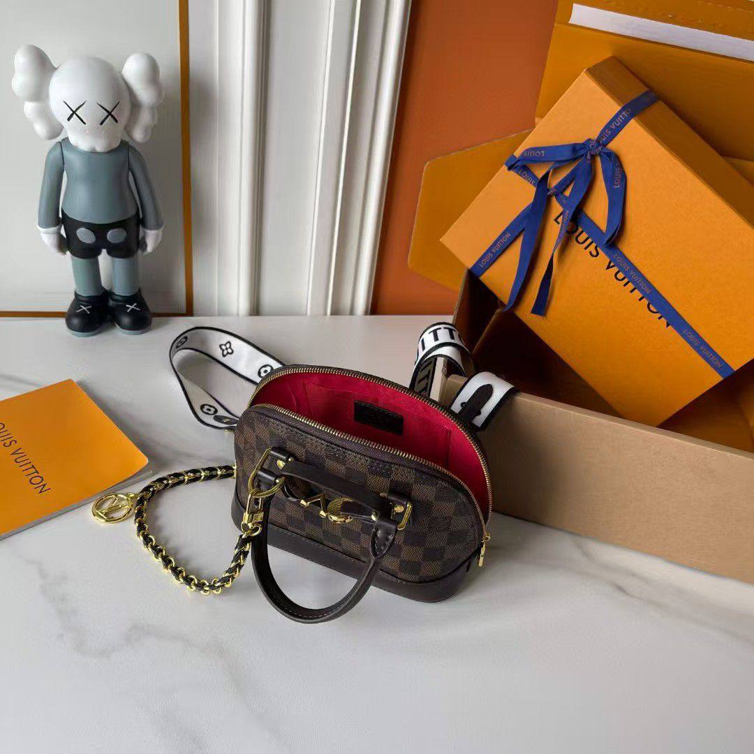 LV L001
 COPY ONE NEW CAME 

WITH BOX 🎁🎁🎁

245 dhs✅

Zain39
♥️♥️♥️