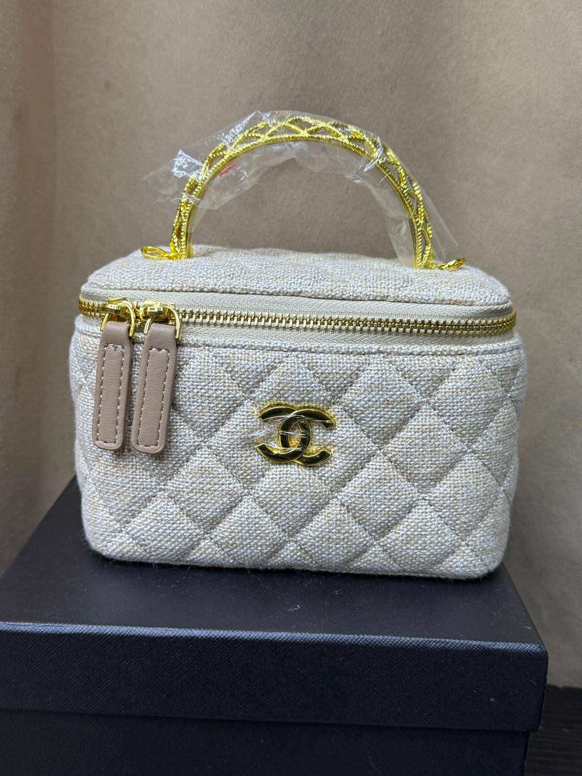 Chanel makeup
Good quality 
Size 17cm
100 dhs✅
With box 📦

Zain70
♥️♥️♥️