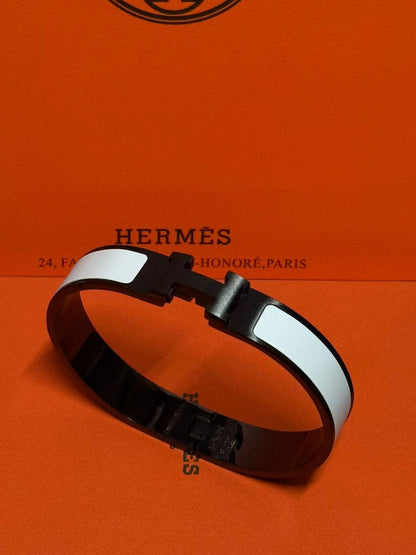 Hermes ❤️‍🔥*
Bangle ✨
Master quality 💯
Size 17,19,21
With normal boxes 📦 
55 dhs💓
With master box 🗃️ 
65 dhs💓

Zain216
♥️♥️♥️