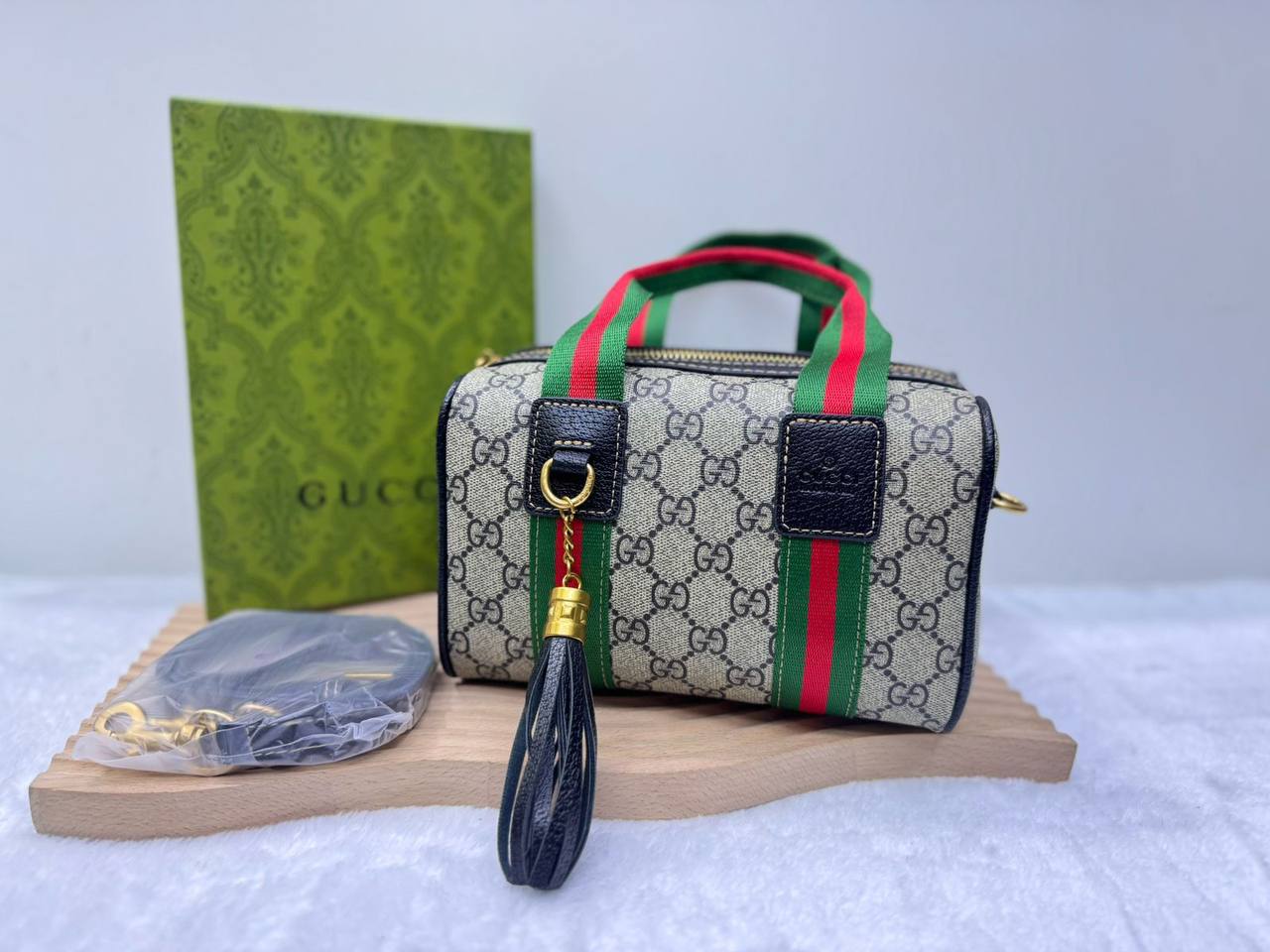 Gucci  

with box  
🎁🎁🎁

size:20×13cm  
110 dhs💓

Zain114
♥️♥️♥️
