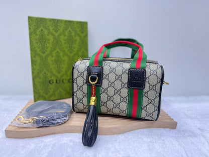 Gucci  

with box  
🎁🎁🎁

size:20×13cm  
110 dhs💓

Zain114
♥️♥️♥️