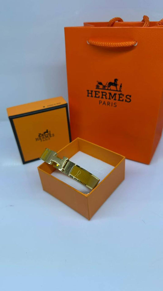 Hermes 🐦‍🔥*
Bangle 
Stainless Steel 💯
With black boxes 📦 
20 dhs🪙🌨️
With same box 🗃️ 
30 dhs🪙🌨️

Zain216
♥️♥️♥️