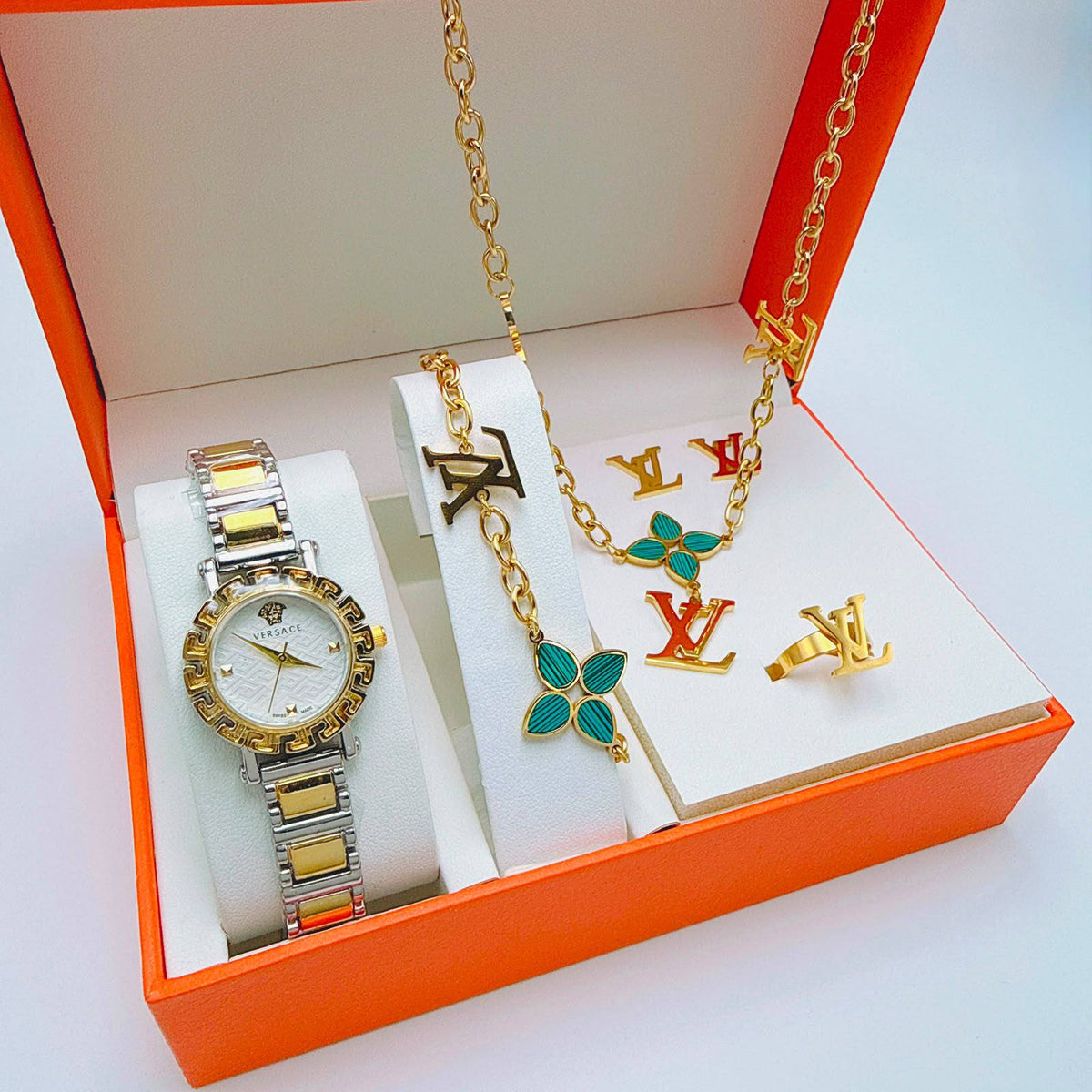 Watches boxes
Chanel
Dior
Gucci
LV

With box 
90 dhs🇦🇪🇦🇪

Zain45 
♥️♥️♥️