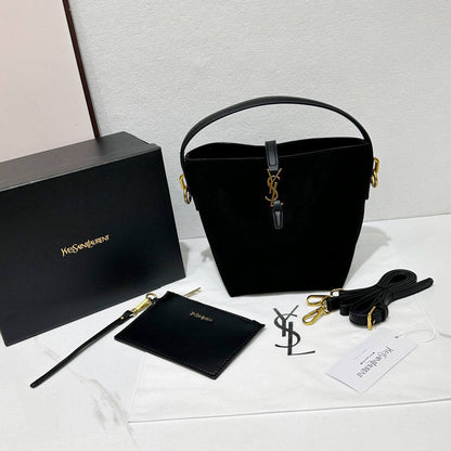 YSL
95 dhs💓

with box
🎁🎁🎁

size 25×13×19cm

Zain42
♥️♥️♥️