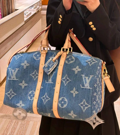 LV
 TRAVELLING BAG 
COPY ONE 
190 dhs✅
with leather, very nice quantity) 

Zain39
♥️♥️♥️