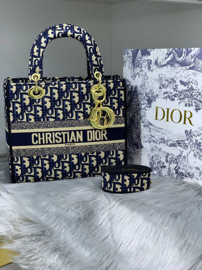 DIOR
SIZE………. 24CM🌷
115 dhs👑
with BOX✅

Zain244
♥️♥️♥️