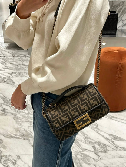 FENDI 
MASTER QUALITY
 WITH BOX 
240 dhs✅

Zain295
♥️♥️♥️