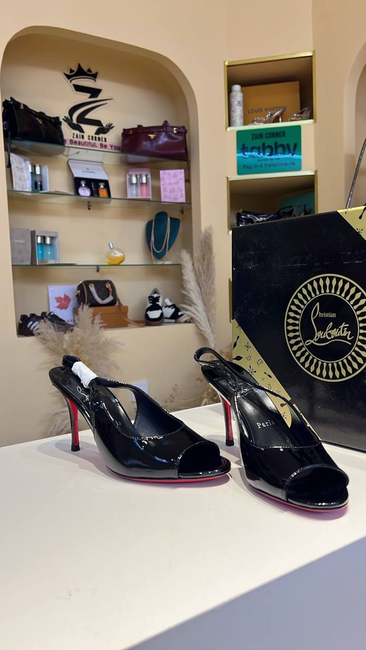 CHRISTIAN LOUBOUTIN
Size: 36 to 41
Super master quality ❤️‍🔥
450 dhs✅

Zain198
♥️♥️♥️