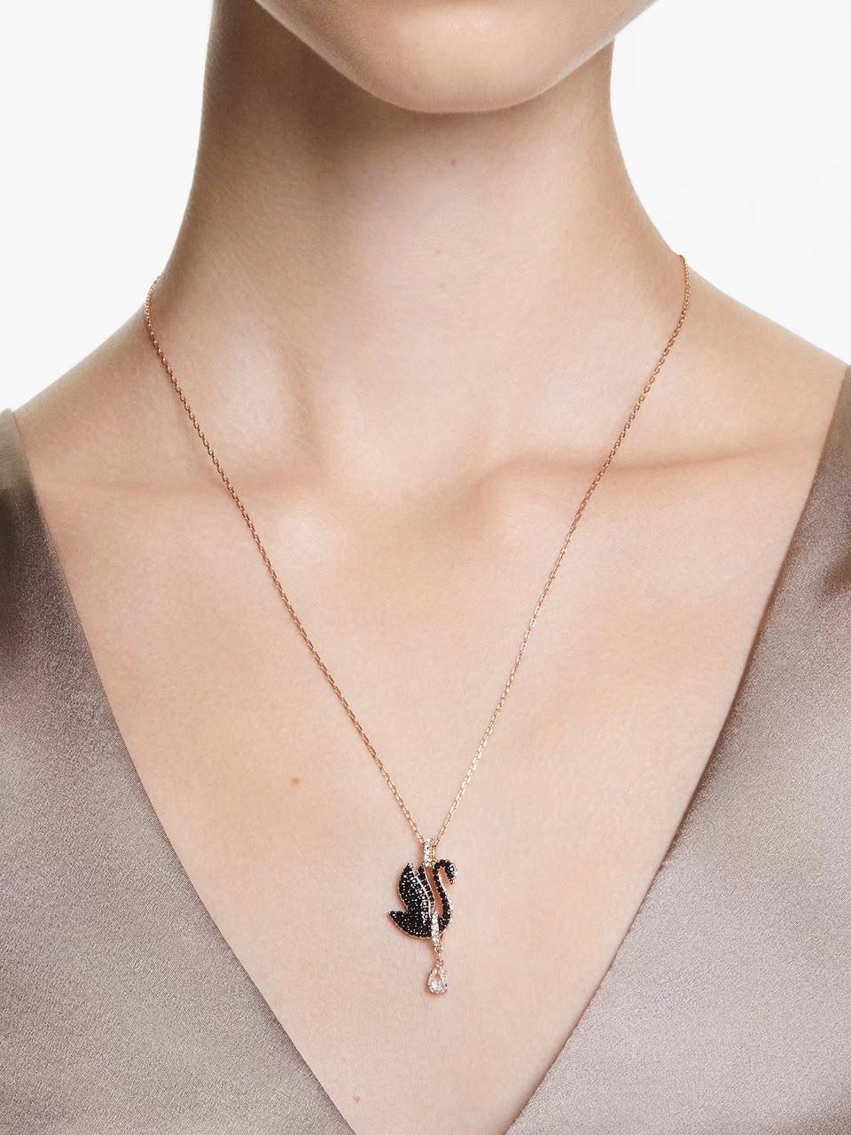 Swarovski Set 🦋
Necklace 
Earrings 
*Master Quality* 🍂

*120* AED normal box 📦

Zain48
♥️♥️♥️