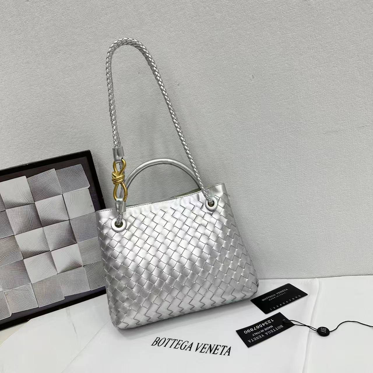 BOTTEGA
Best quality 

with box
🎁🎁🎁

95 dhs✅
size 25Cm

Zain290
♥️♥️♥️