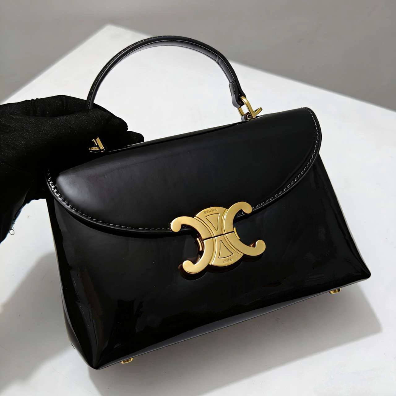 CELINE 
HIGH QUALITY 
WITH BOX 
🎁🎁🎁

125 dhs✅

Zain115
♥️♥️♥️