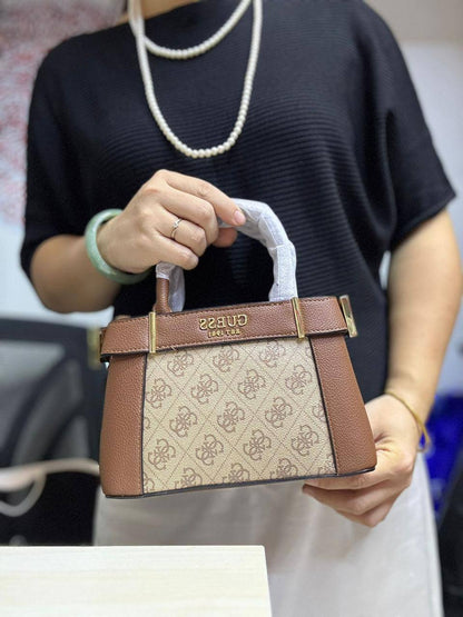 🌹 Guess Hanbag
1⃣️ First quality +🎁
size : 21 * 13 * 7 cm
95 dhs✅
with box 🎁

Zain115
♥️♥️♥️