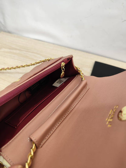 Chanel
85 dhs✅

with box
🎁🎁🎁

size 20cm

Zain26
♥️♥️♥️