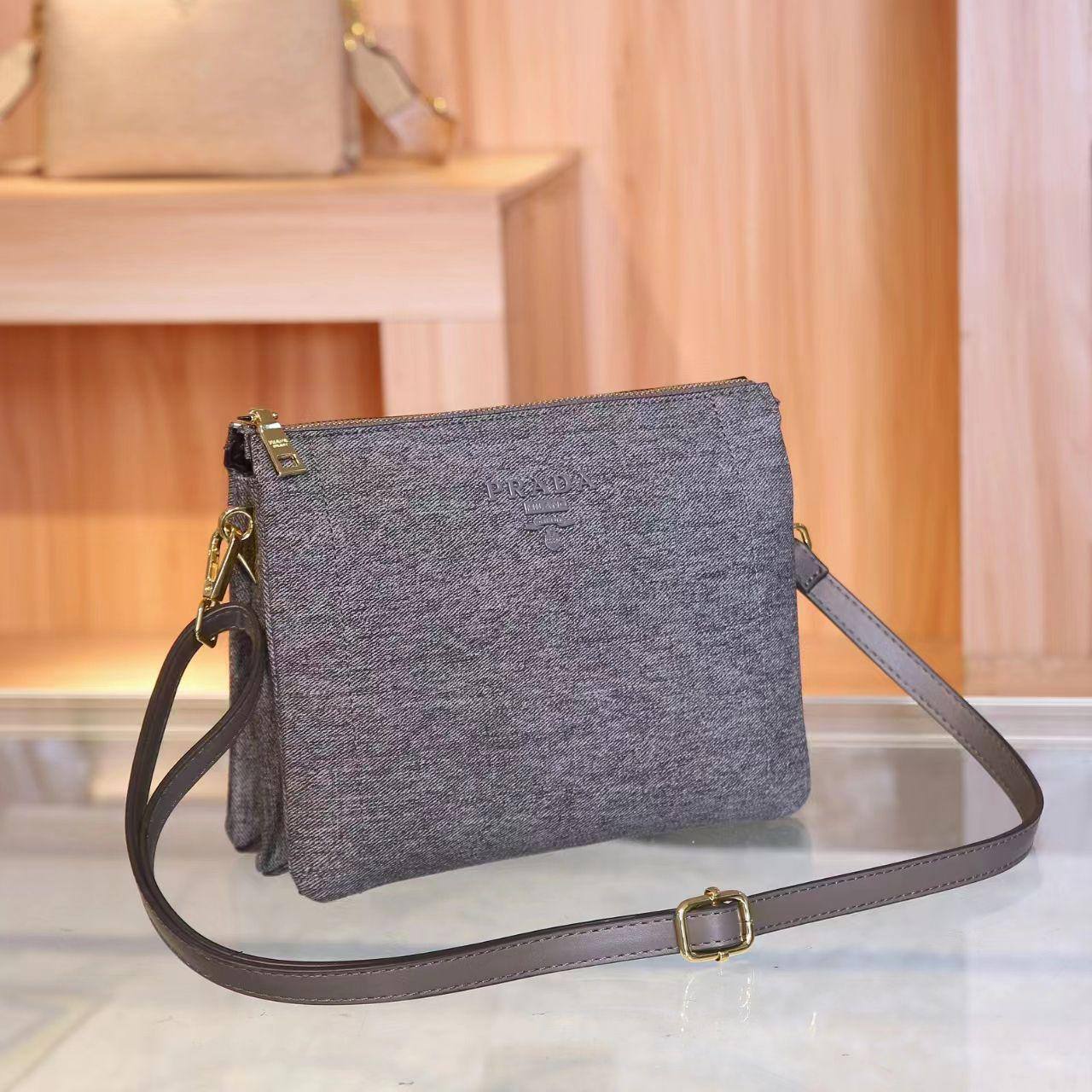 Prada

110 dhs✅

Withbox
🎁🎁🎁

Zain143
♥️♥️♥️