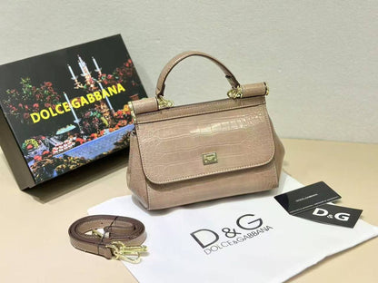 D&G
high quality 

with box 
🎁🎁🎁

105 dhs✅

Zain39
♥️♥️♥️