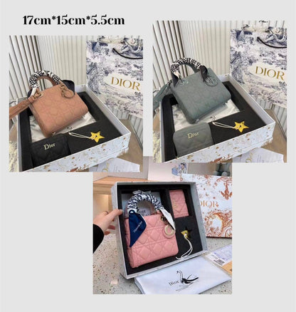 DIOR 
 GOOD QUALITY 
FULL SET WITH BOX 
130 dhs💛

Zain295
♥️♥️♥️