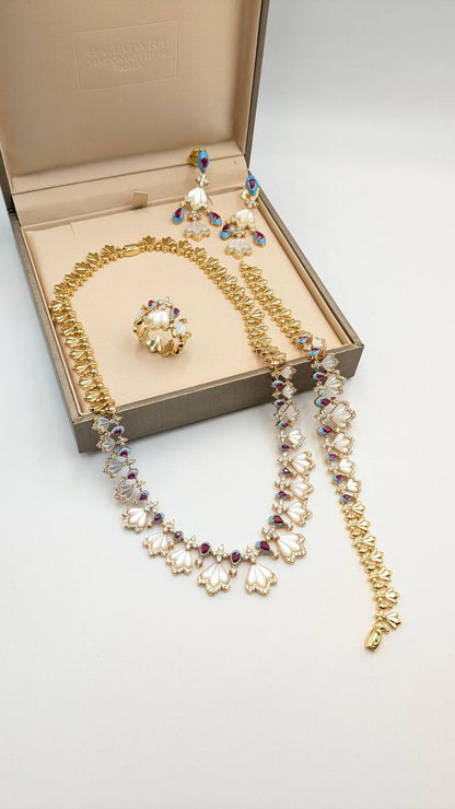 Bvlgari
*Master Quality* 
*Necklace,Earring, Bracelet & Ring*
600 dhs🪙🌨️ with Good Box 
🎁

Zain210
♥️♥️♥️