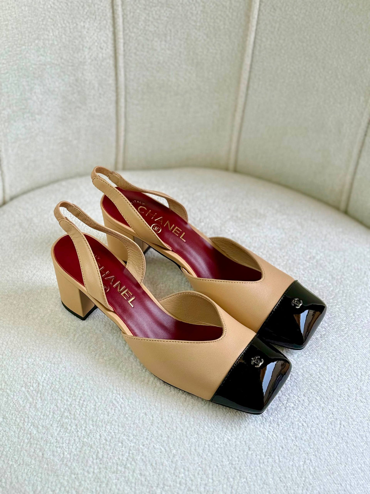 Chanel 
Super Quality AAA+
With original packaging 
Size: 36 to 42
 Available now

 500 dhs🇦🇪🇦🇪

Zain309
♥️♥️♥️