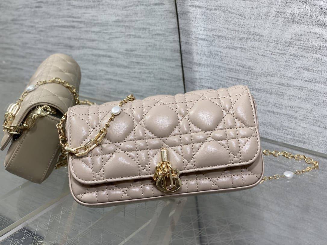 *Dior Talk Phone Pouch✅*
*Size 18 cm*
For Price 👇 WTSP Text Zain 0568585901

Zain274
♥️♥️♥️