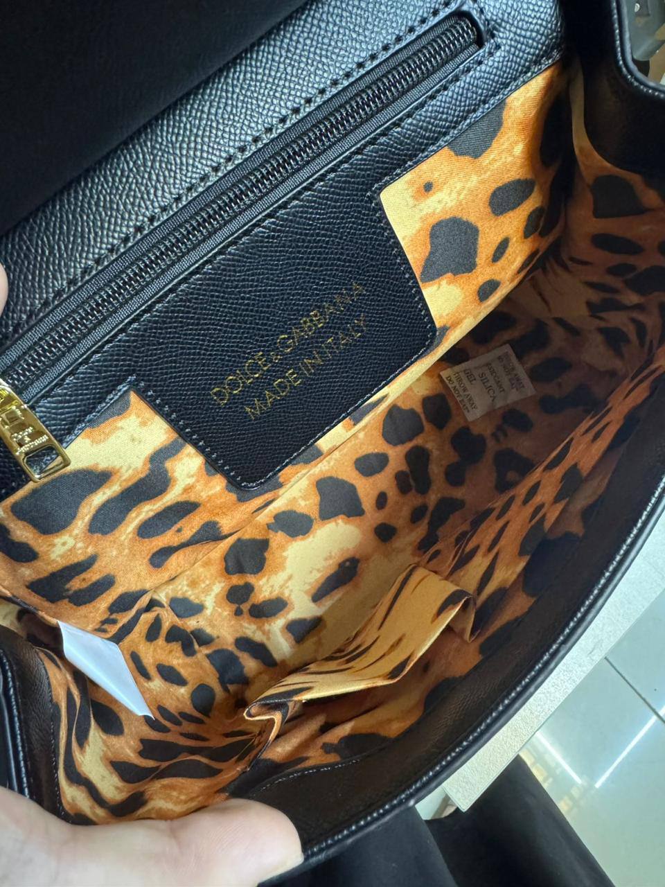 ❤️ Dolce & Gabbana 
1️⃣ First quality +🎁
Size : 25 * 22 * 13 cm
115 dhs💓
with box 🎁

Zain115
♥️♥️♥️