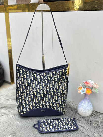 DIOR 

SIZE 26CM    
125 dhs🇦🇪🇦🇪

Zain244
♥️♥️♥️