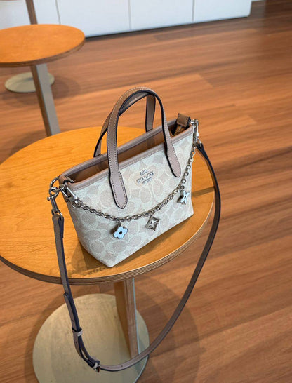 Coach
90 dhs✅
SIZE：18cm

with box
🎁🎁🎁

Zain35
♥️♥️♥️