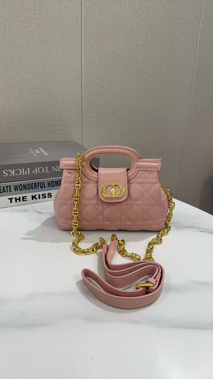 Dior
110 dhs🗽

with box 
🎁🎁🎁

20/14/8

Zain07
♥️♥️♥️