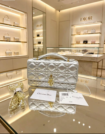 Dior
100 dhs🇦🇪🇦🇪
with box
Size:21*6*11

Zain07
♥️♥️♥️