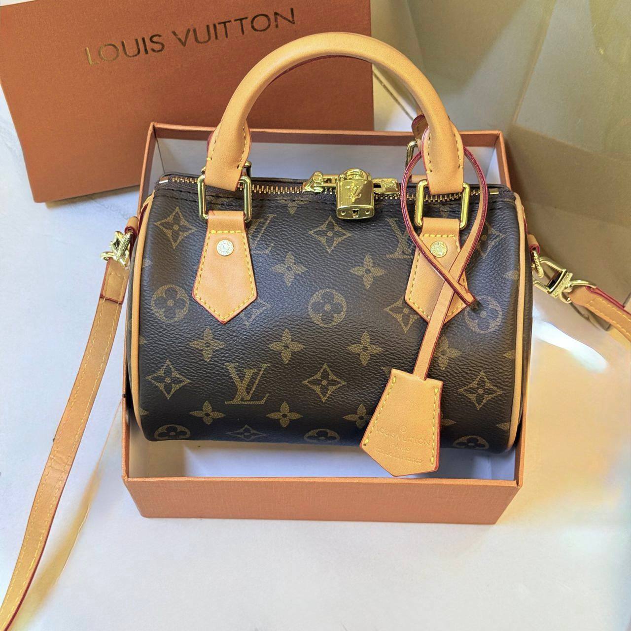 LV SPEEDY SMALL SIZE 
GOOD QUALITY 

WITH BOX 
🎁🎁🎁

85 dhs👑
20cm

Zain39
♥️♥️♥️