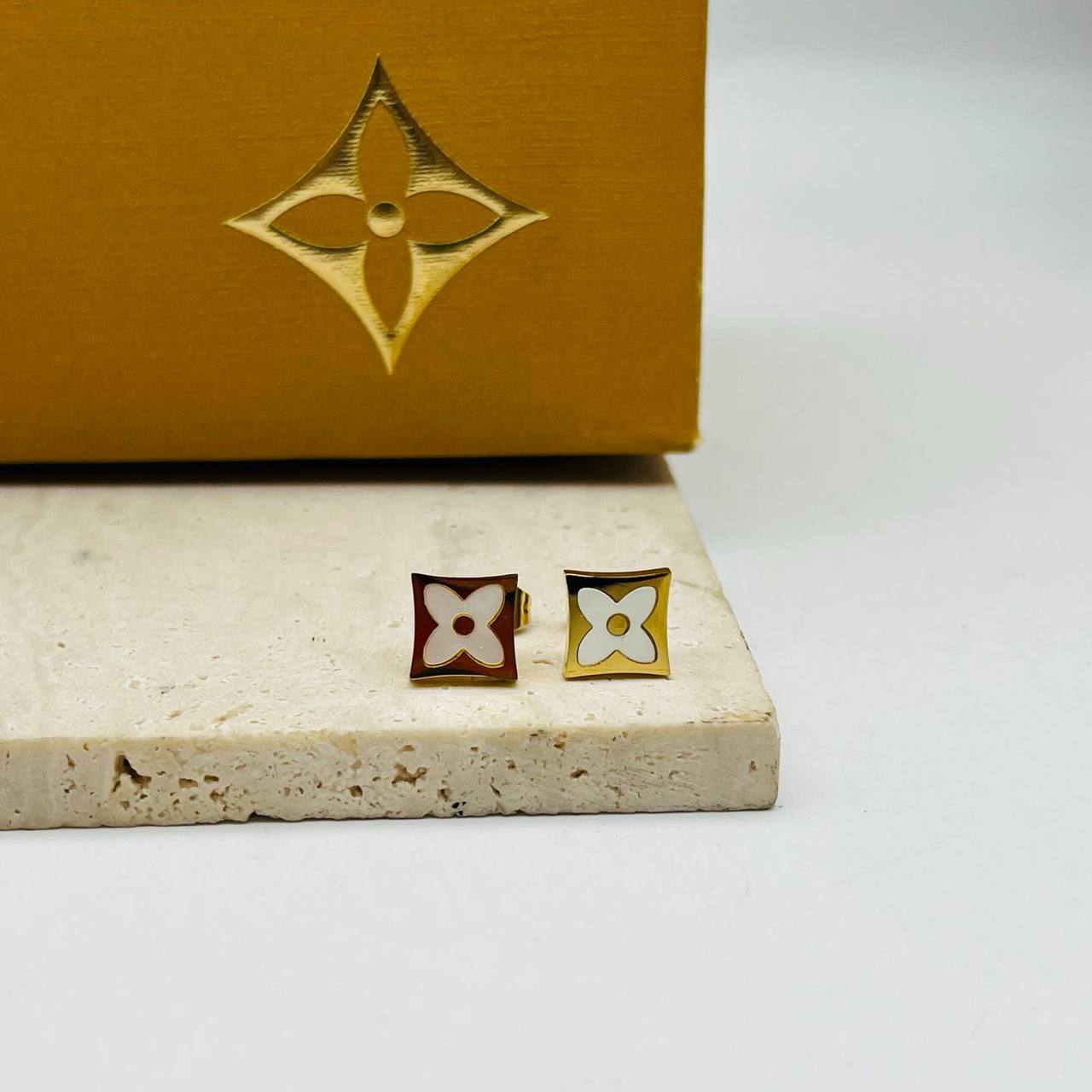 New arrival branded stainless steel with 18k gold plated Small earrings 
20 dhs🪙🌨️
30 dhs🪙🌨️
with branded box and paperbag 
*non tarnish 
*friendly for skin

Zain243
♥️♥️♥️