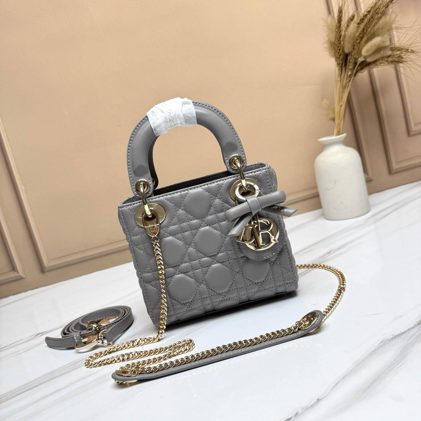 Dior 
Master✅✅
310 dhs🇦🇪🇦🇪
#17cm🥰🥰

Zain228
♥️♥️♥️