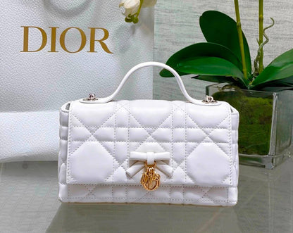 DIOR 

HIGH QUALITY 

WITH BOX  
🎁🎁🎁

120 dhs✅

Zain17
♥️♥️♥️