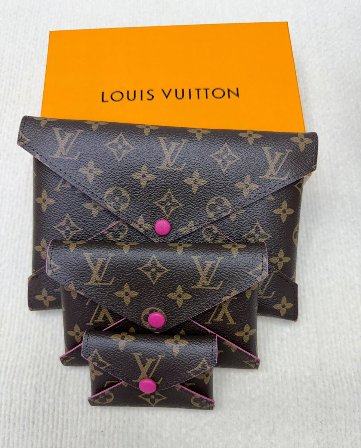LV     3-piece set

Size  26cm/16/10

With box
80 dhs🇦🇪🇦🇪

Zain04
♥️♥️♥️