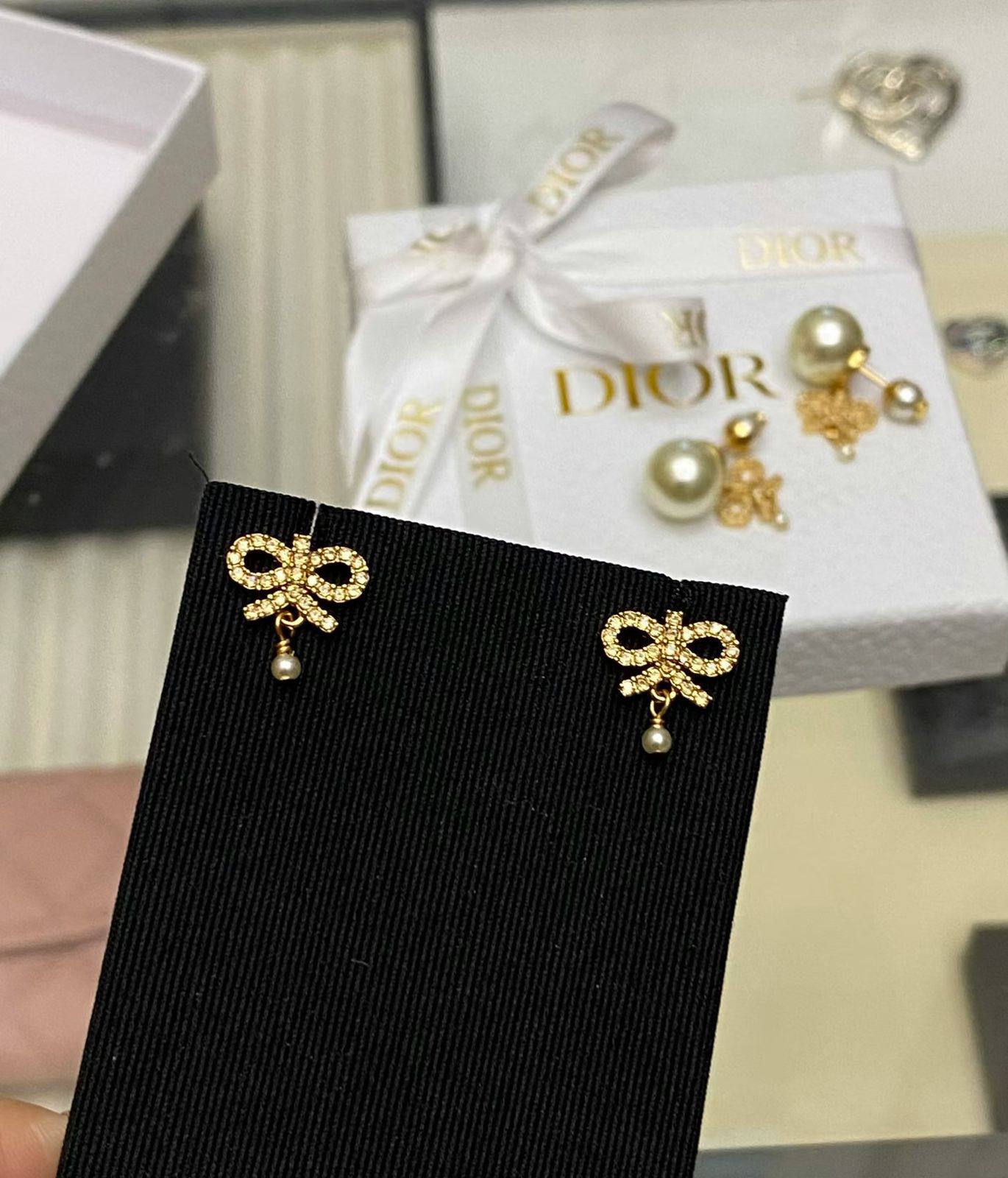Dior ❤️‍🔥*
Earring 🐦‍🔥
Master quality 💯
With normal boxes 📦 
50 dhs🌺
With master box 🗃️ 
55 dhs🌺

Zain216
♥️♥️♥️