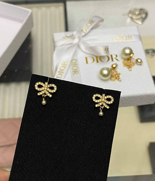 Dior ❤️‍🔥*
Earring 🐦‍🔥
Master quality 💯
With normal boxes 📦 
50 dhs🌺
With master box 🗃️ 
55 dhs🌺

Zain216
♥️♥️♥️