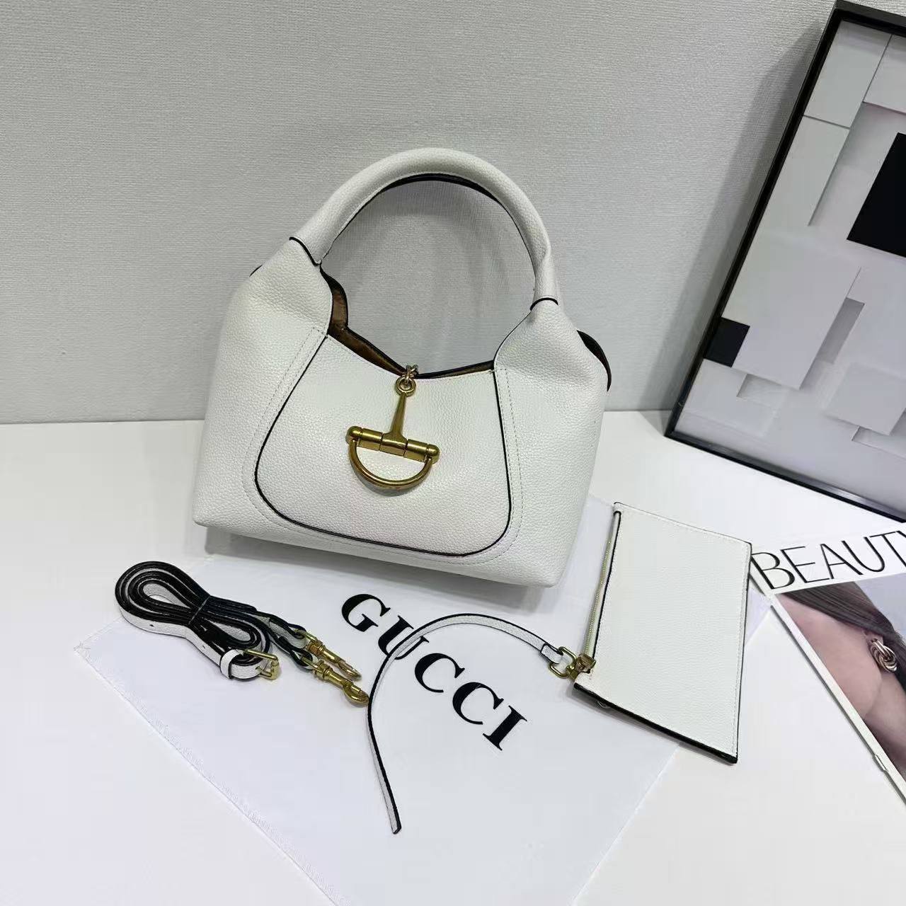 Gucci 

Size 27 cm 

115 dhs❣️

with magnatic box 📦

Zain278
♥️♥️♥️