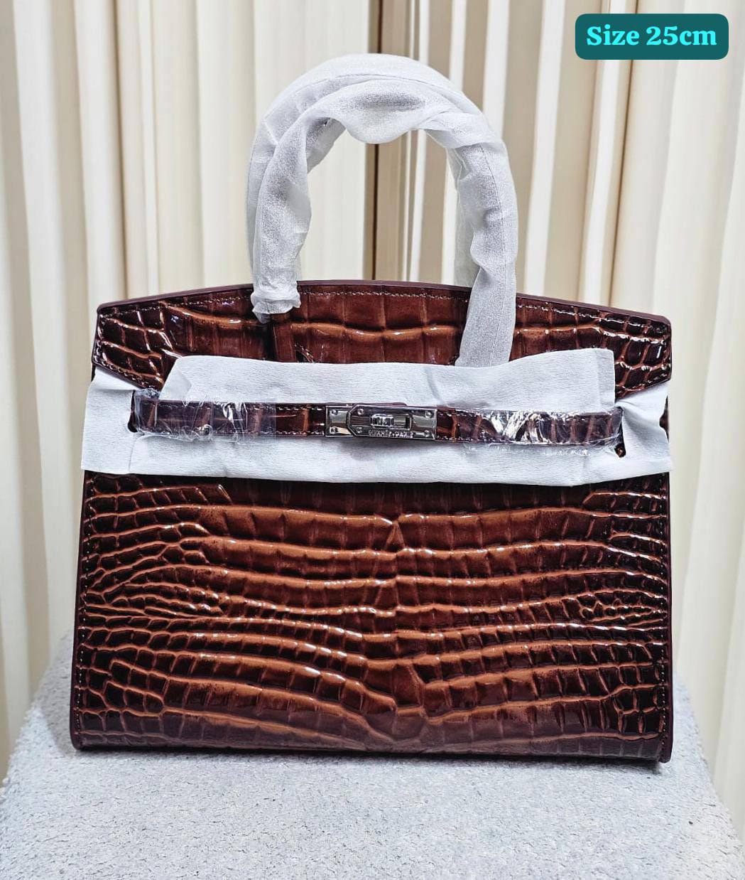 Hermes
Good quality 
with box 
🎁🎁🎁

130 dhs✅

Zain158
♥️♥️♥️