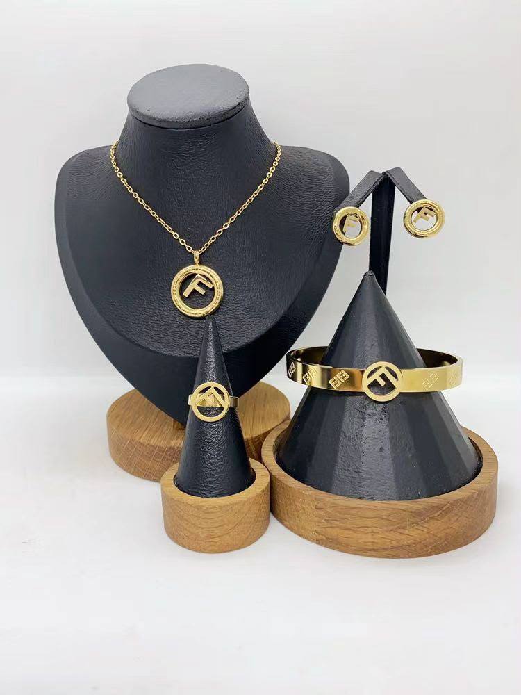 Stainless steel ❤️‍🔥*
Necklace 💥
Earring ✨
Ring 💍 free size 💍
Bangle 🦋
Non tarnish 💯
With brand boxes 🗃️ 
And paper bag 🛍️
50 dhs✅

Zain216
♥️♥️♥️