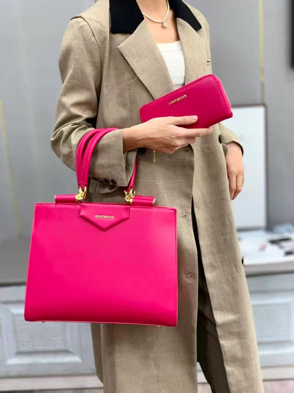Givenchy
Givenchy size 35 cm 
Good quality 
120 dhs✅

Zain278
♥️♥️♥️