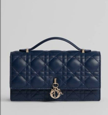Dior
with box
🎁🎁🎁

100 dhs✅

Zain118
♥️♥️♥️