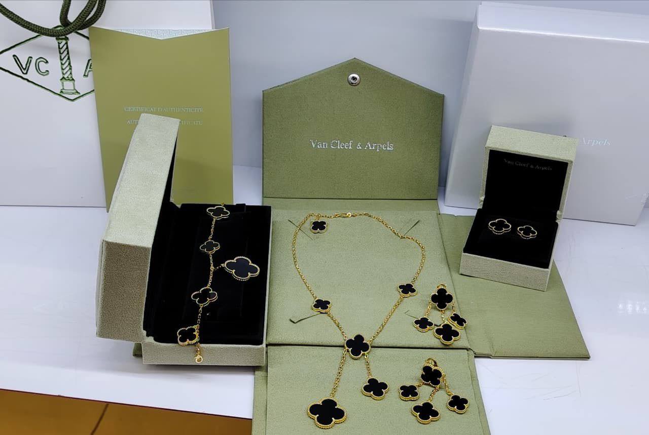 VCA SET❤️‍🔥*
Necklace 🦋
Earring🌸
Ring 💍 free size 
Bracelet 🐦‍🔥
Master quality 💯
With normal boxes 📦 
240 dhs🗽
With master box 🗃️ 
300 dhs🗽

Zain216
♥️♥️♥️