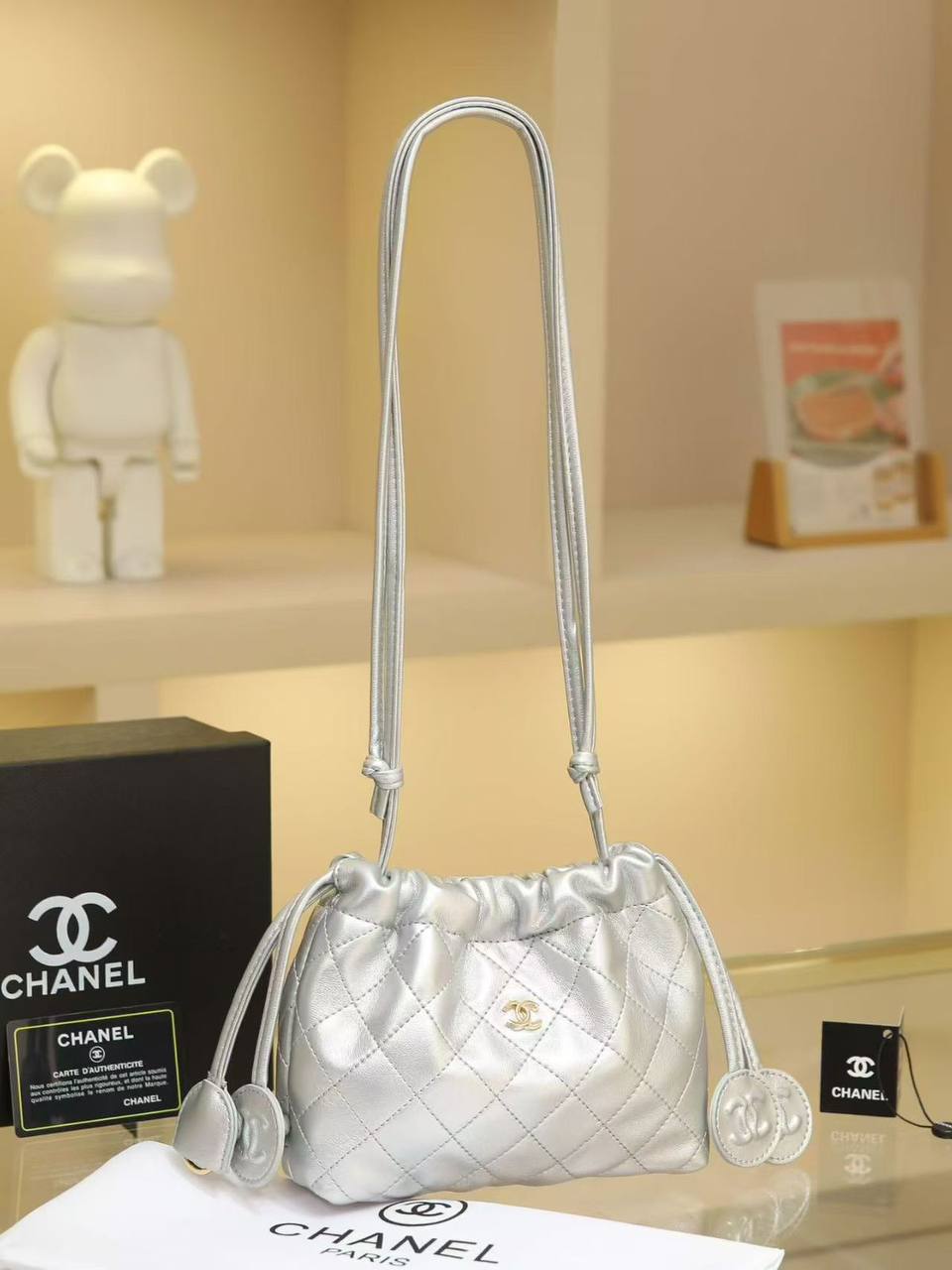 Chanel
❤️
95 dhs✅
Good  quality

Size：22cm
with  box
🎁🎁🎁

Zain74
♥️♥️♥️