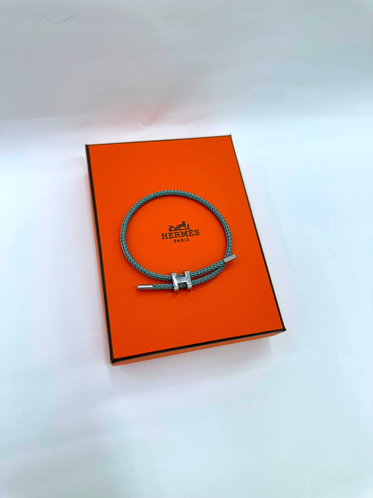 Hermes💫 

Hand band 

20 dhs🇦🇪🇦🇪

With black box 🎁

Zain263
♥️♥️♥️