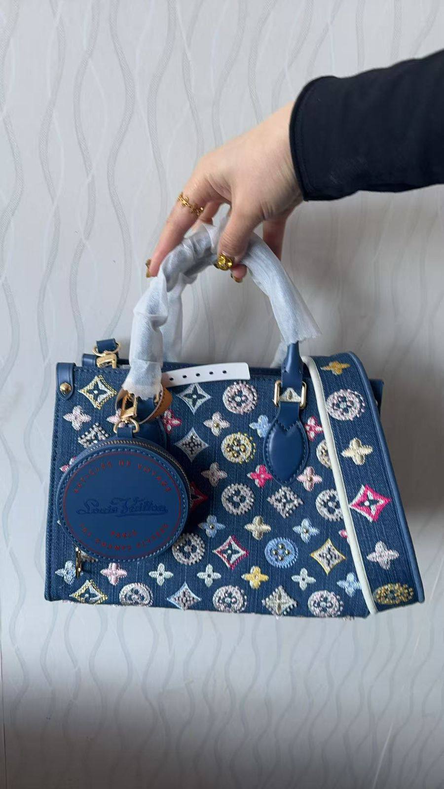 LV 
Master
370 dhs❣️
#25cm💕🙋‍♂️

Zain228
♥️♥️♥️