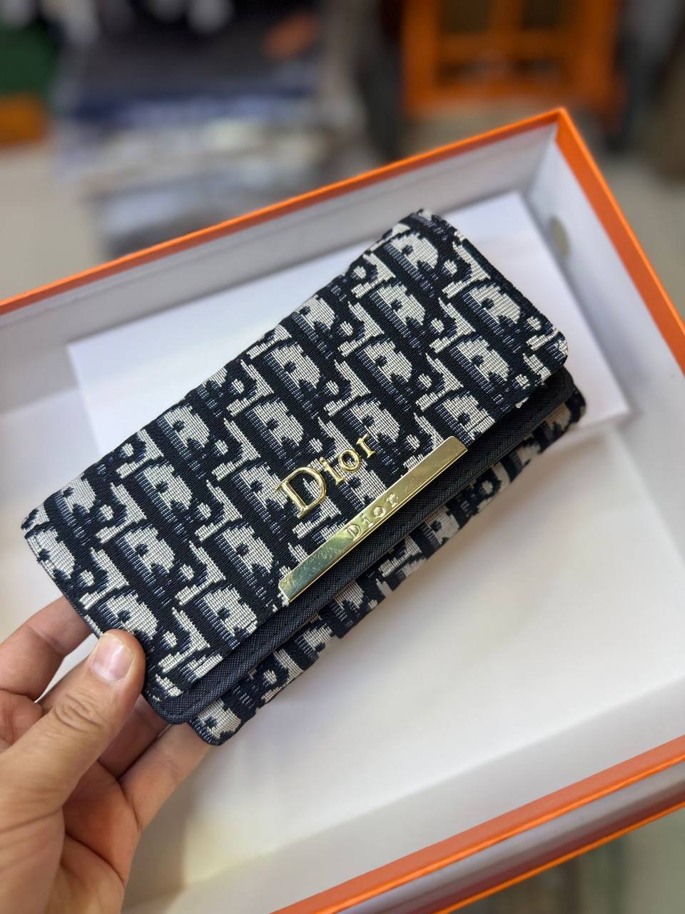 Dior
With box 
🎁🎁🎁

30 dhs✅

Zain93
♥️♥️♥️