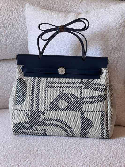 Hermes Herbag 31cm💕master quality😍with box❤️
🎁🎁🎁

380 dhs🪙💚

Zain52
♥️♥️♥️