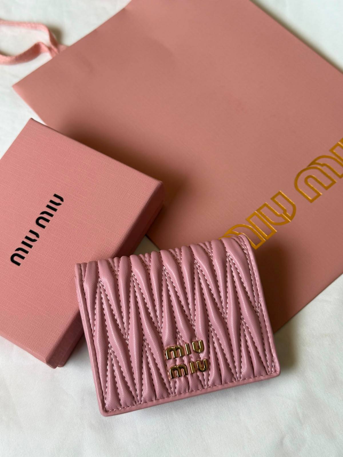 Miu miu

320 dhs🇦🇪🇦🇪🇦🇪

Zain275
♥️♥️♥️