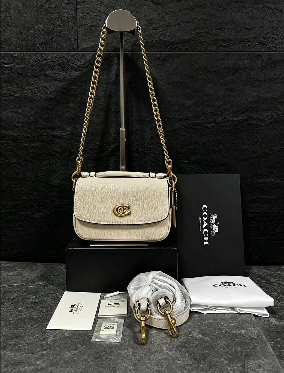 Coach

100 dhs🇦🇪🇦🇪🇦🇪

SIZE：20cm
GOOD-quality 
with box

Zain35
♥️♥️♥️