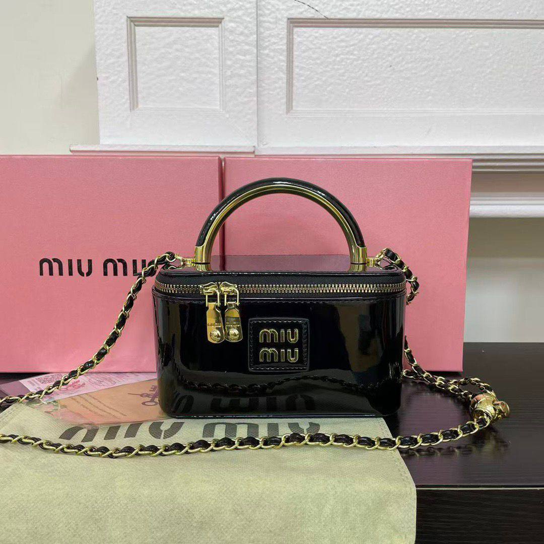 Miu Miu

good Quality bag 

With box 
🎁🎁🎁

80 dhs✅

Zain104
Zain117
♥️♥️♥️