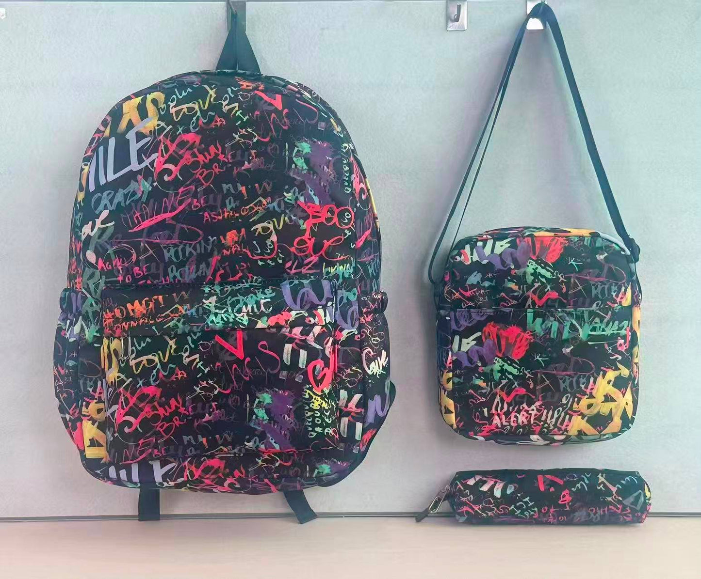 School bag 
75 dhs🇦🇪🇦🇪
Size 46*31 

Zain161
♥️♥️♥️